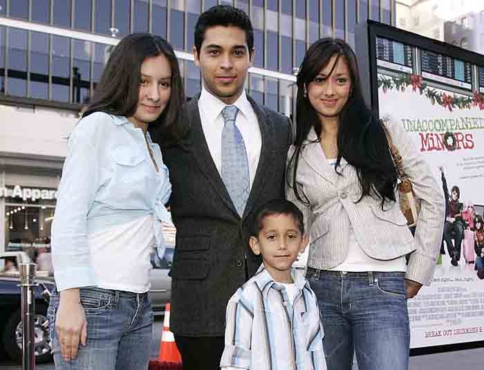 Wilmer Valderrama taking picture with his sisters and handsome boy.